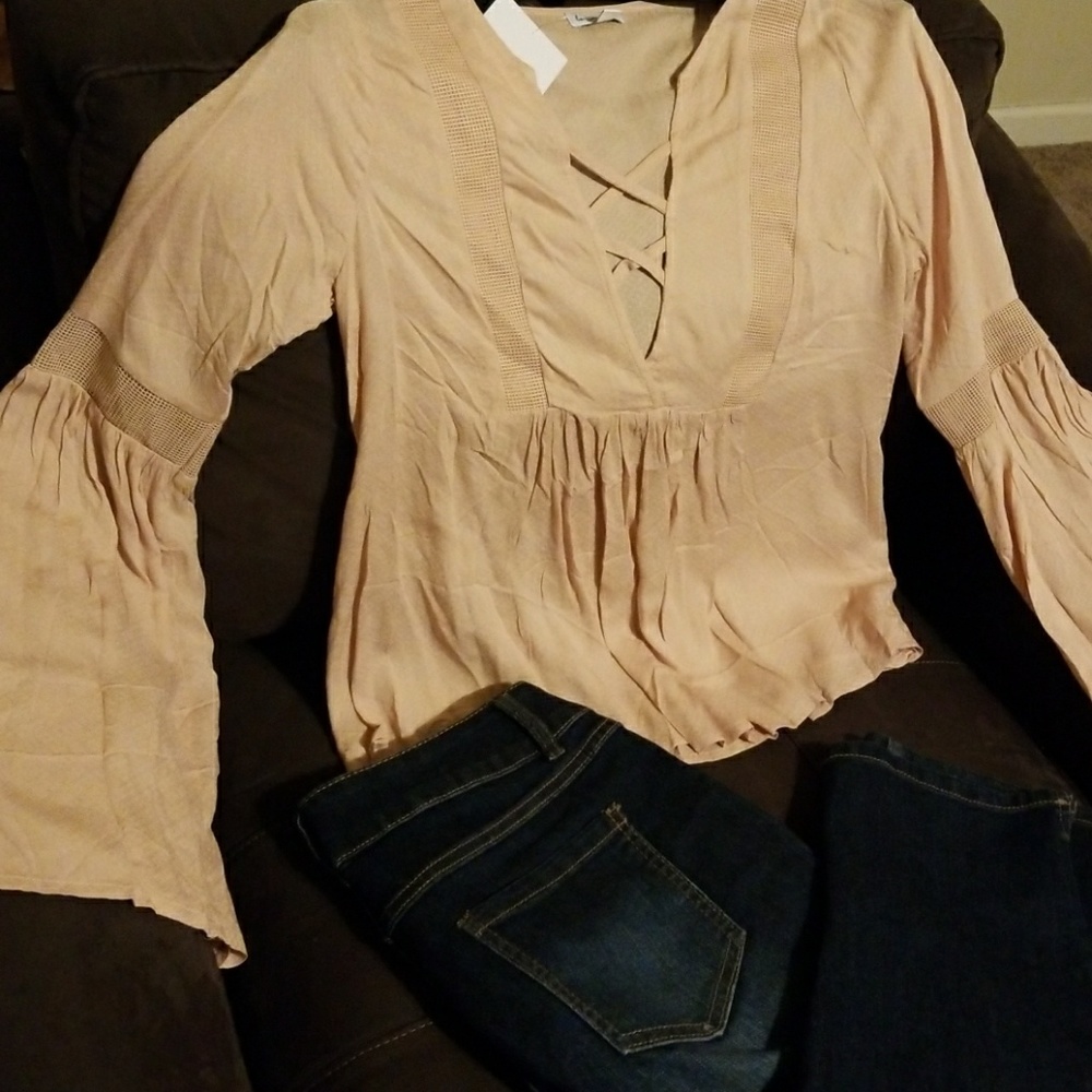 🦋Bell🦋 Sleeve V-Neck Ruffle Top